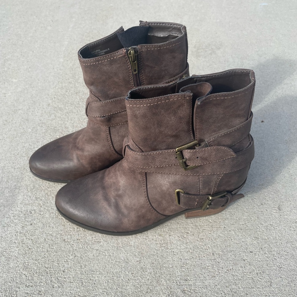 Women’s 7.5 Crown Vintage Brown Booties Used